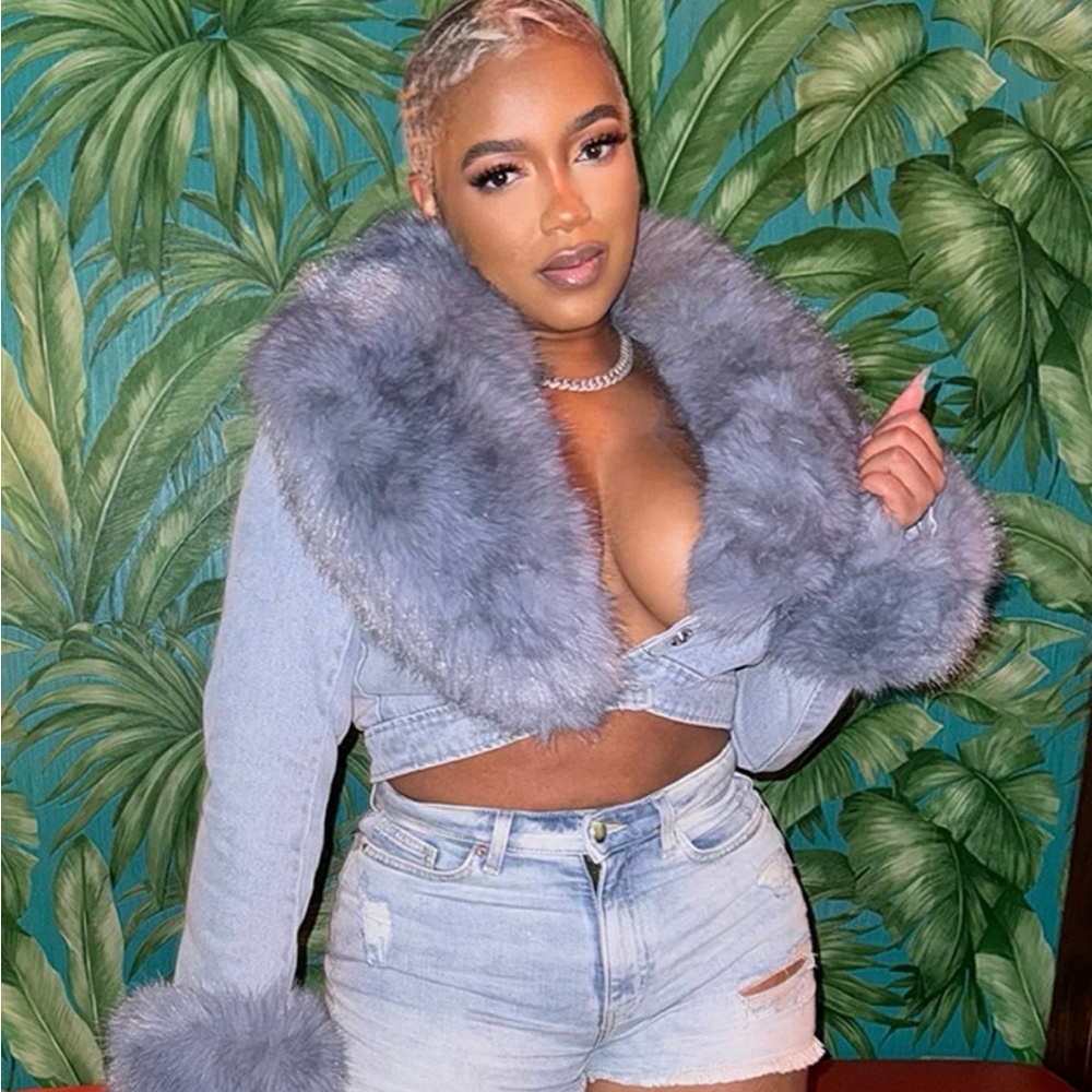 Cropped Light Gray Faux Fur Collar Denim Jacket